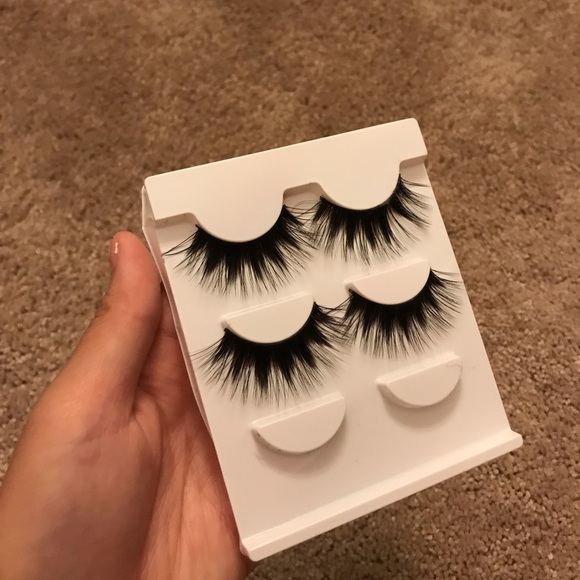 Dramatic lashes - Picture 2 of 2